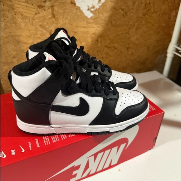 Nike Women’s Dunks - Picture 3 of 6